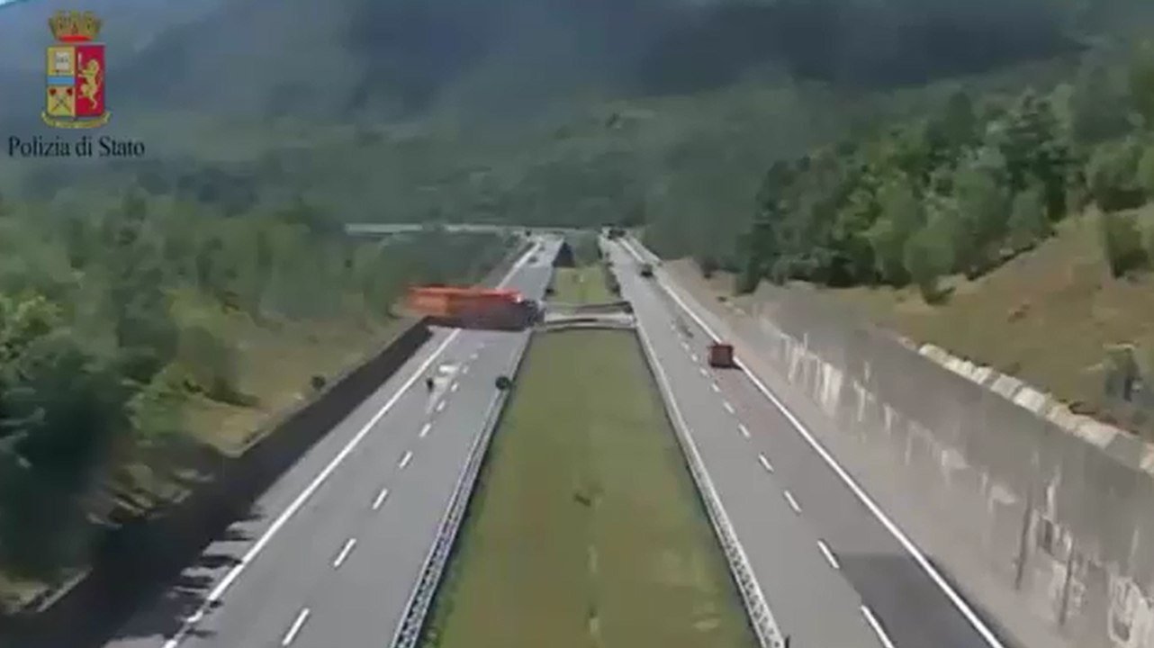 Un poids-lourd fait demi-tour au milieu de l'autoroute.