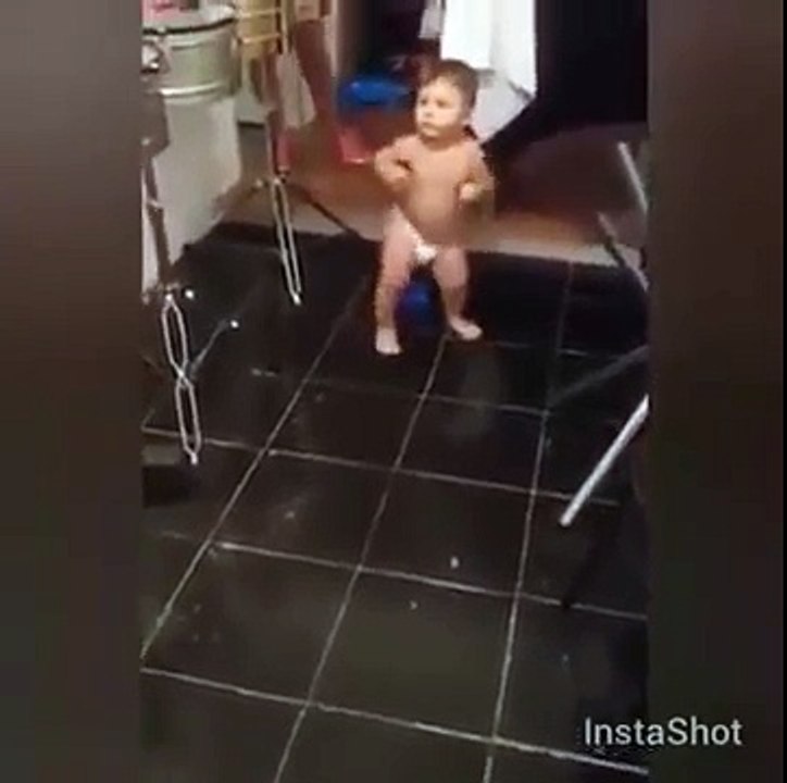 Танцор в памперсе покорил Интернет!
