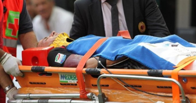 İngiltere'de Futbolcuyla Çarpışan Hakem Hastanelik Oldu