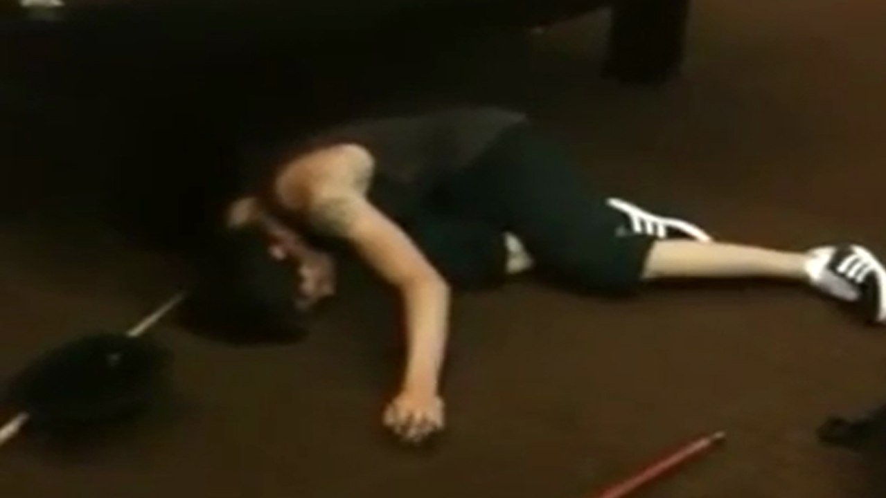 Ce mec arrive à se mettre KO avec un billard..