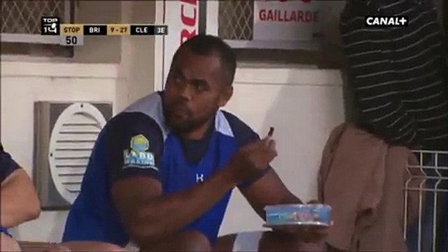 Quand le rugbyman clermontois Peceli Yato offre des bonbons aux enfants en plein match