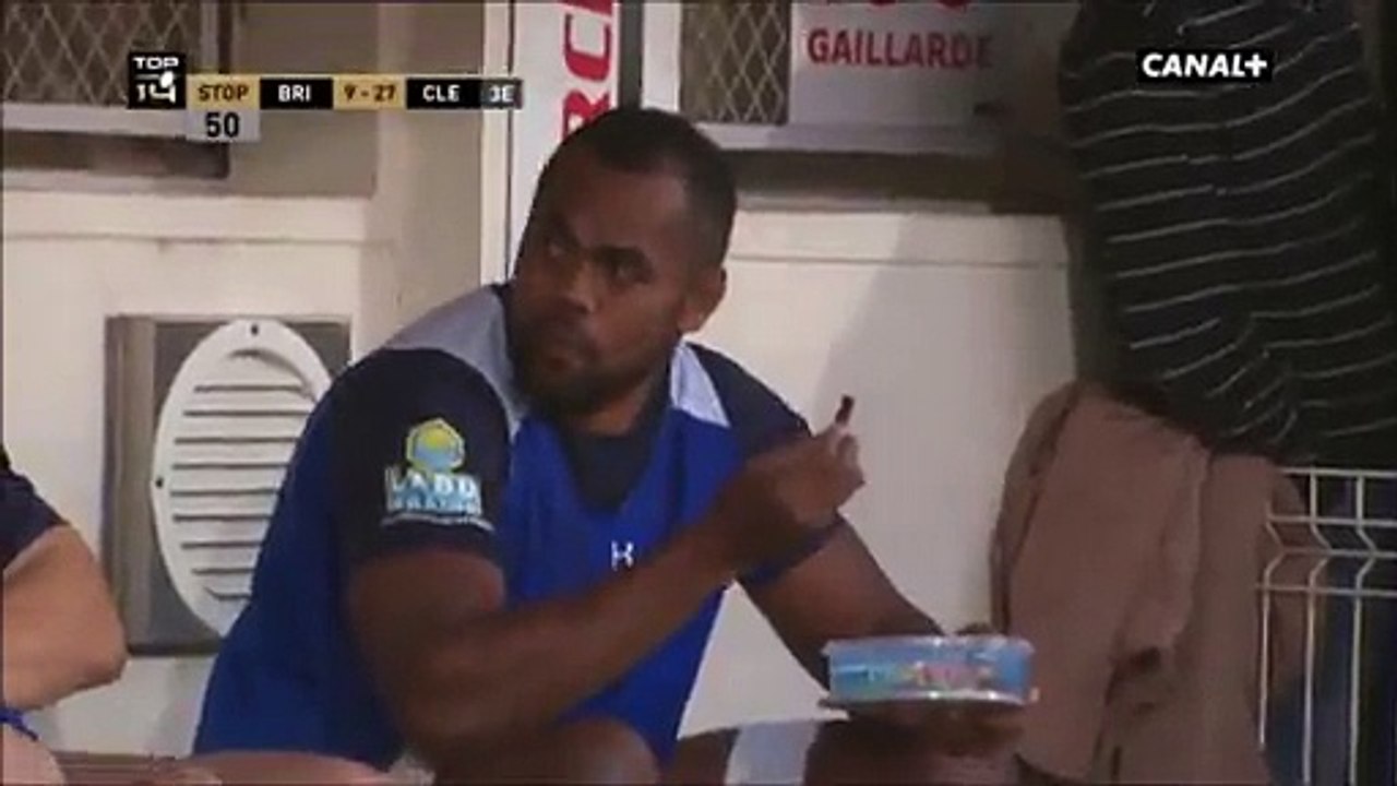 Quand le rugbyman clermontois Peceli Yato offre des bonbons aux enfants en plein match