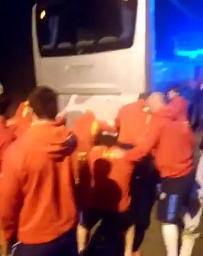 Quand les rugbymen de Perpignan font une mêlée pour pousser leur bus