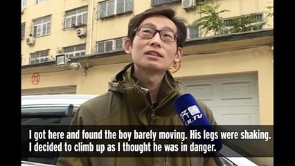 Il escalade un immeuble pour sauver un bébé de 2 ans suspendu à une fenêtre