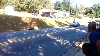 Un homme tente une cascade trop ambitieuse sur une voiture