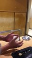 Un magicien japonais fait léviter un gobelet et une cigarette