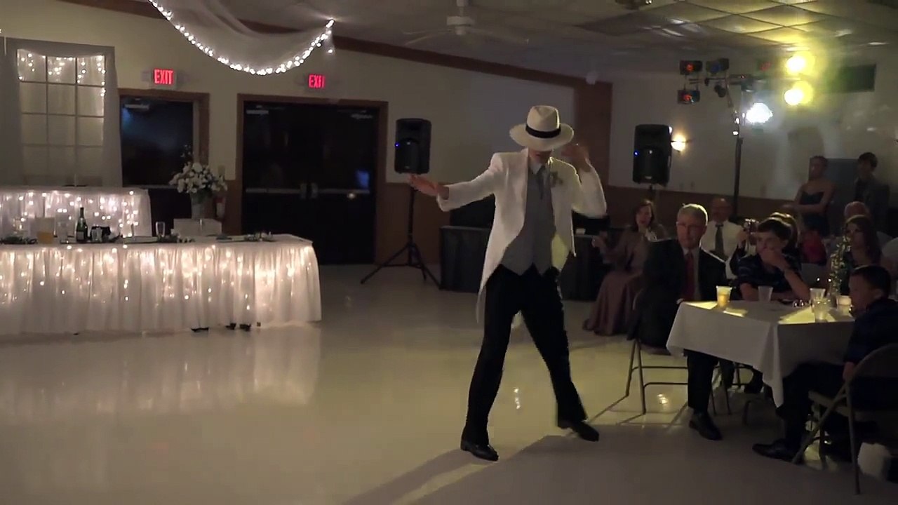 Le marié se place tout seul sur la piste de danse, mais quand la musique arrive, c'est extraordinaire !