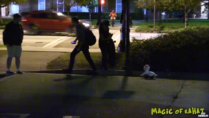 Un bébé possédé par le démon fait peur à des inconnus