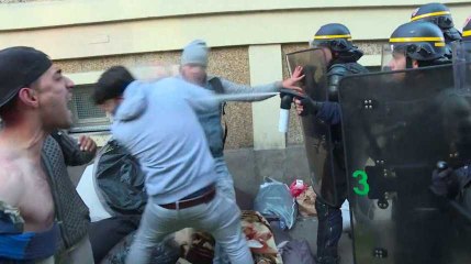 Les images des face-à-face tendus entre migrants et CRS à Paris