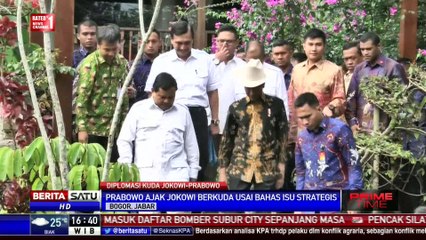 Suasana Santai Jokowi Menunggangi Kuda Prabowo