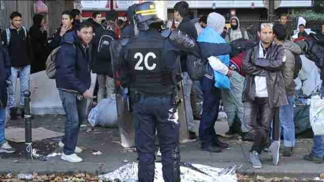 Identifican a cientos de inmigrantes en una operación policial en París