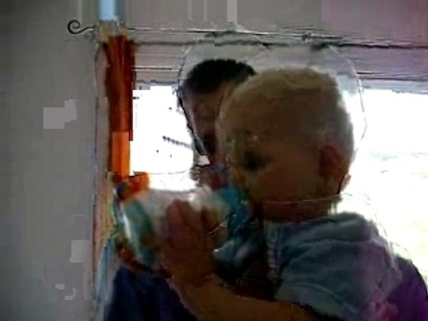 Léo boit son biberon