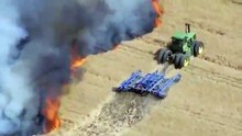 Son champ va être détruit par un incendie. Regardez ce que l'agriculteur va faire avec son tracteur!