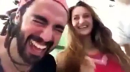 شاب جزائري يجعل الفتيات الاوروبيات يغنون غناء جزائ