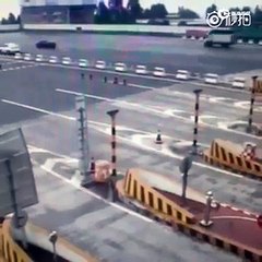 Une voiture percute un péage et s’envole dans les airs