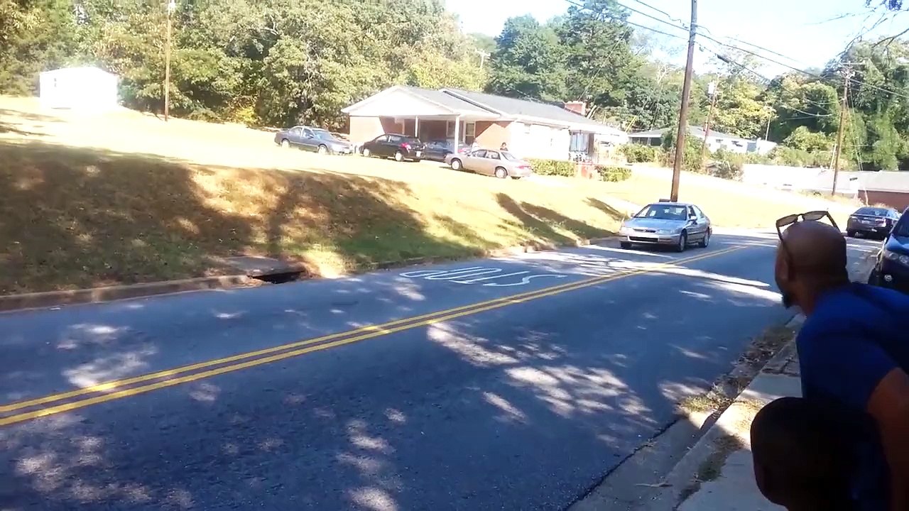 Un homme tente une cascade trop ambitieuse sur une voiture
