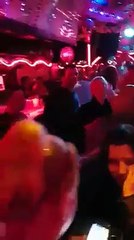 في بار في ألمانيا إسمع شنوا حاطين !!