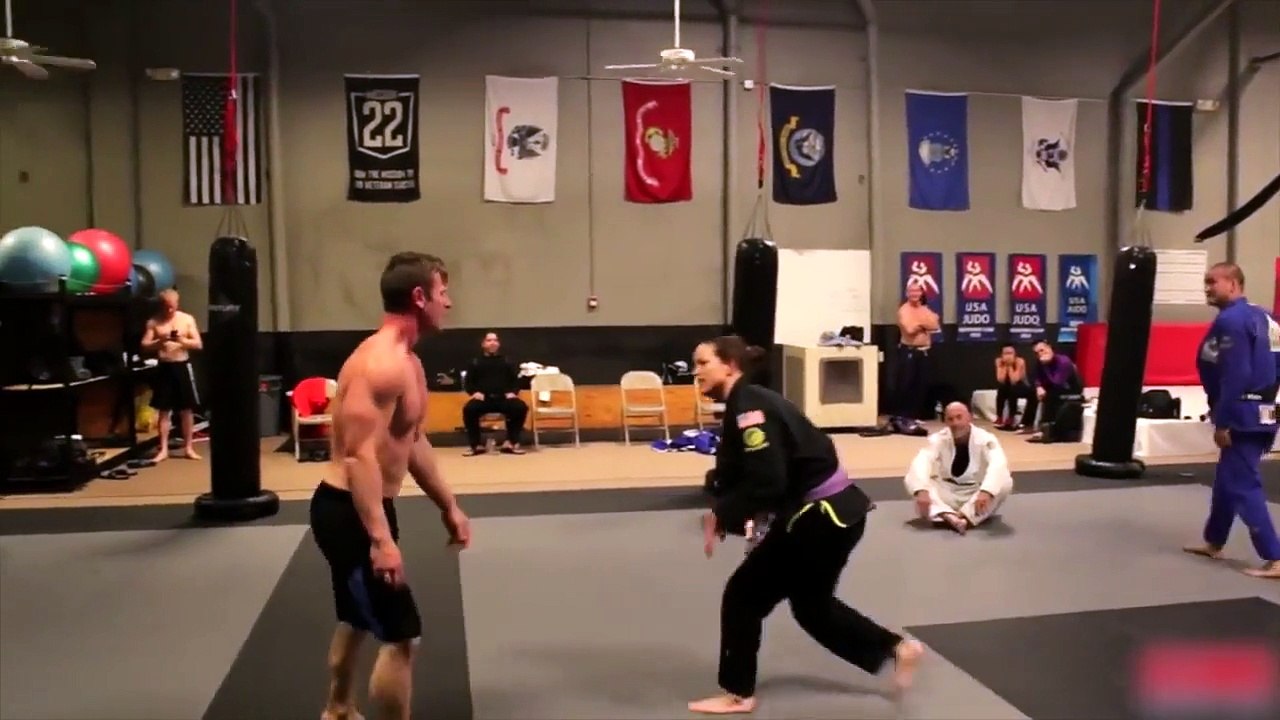 Ce bodybuilder a voulu faire le main face à des ceintures noires de Ju-jitsu brésilien ! Il a pris la raclée de sa vie..