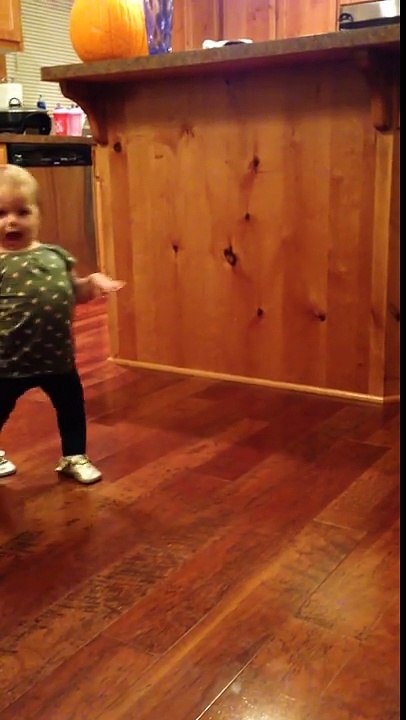 La manière dont cette petite fille imite sa mère enceinte vous fera tordre de rire !