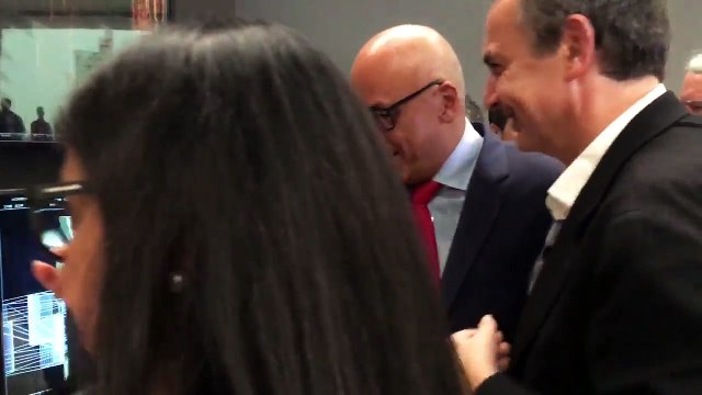 Parte del dialogo. Entre risas y buen trato entre los políticos.