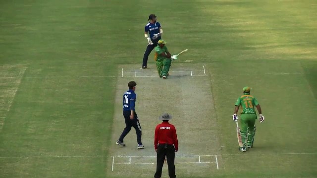 Un joueur de cricket perd une jambe en plein match et continue son action !