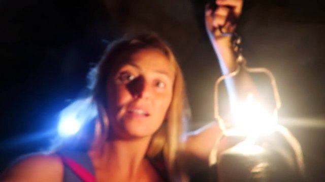 Séance de surf dans les catacombes de Paris avec Alison Teal