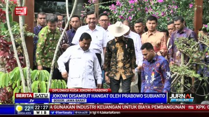 Video herunterladen: Prabowo Beri Hadiah Topi Koboi ke Jokowi