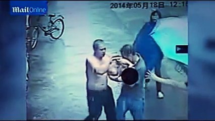 انقاد بطولي لطفل صغير يسقط من شرفة ...الامر لايصدق -