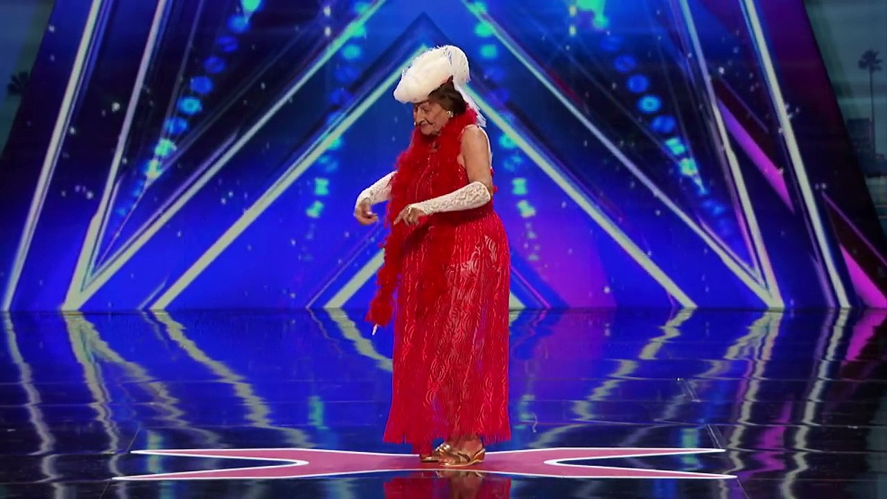 Esta senhora de 90 anos subiu ao palco… O que ela mostrou… Nunca antes foi visto! Incrível!