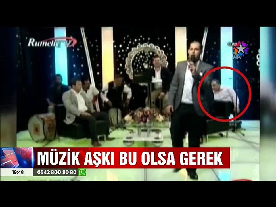 Canlı yayında Orgunu düşüren müzisyen çalmaya yerde devam etti