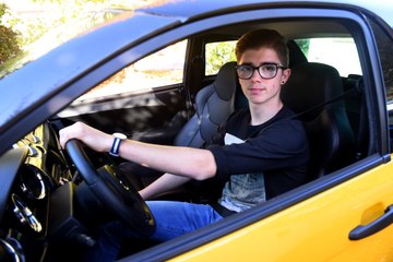 À 17 ans, il conduit une voiture en toute légalité