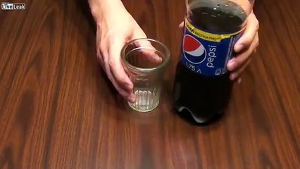 ¿Cómo deshacerse de la espuma al servir cualquier tipo de refresco?