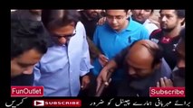 Watch How PTI Chairman Imran Khan is Giving Food to His Supporter at Gala – New Video