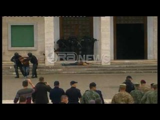 Ora News – “Pengmarrje në Akademinë e Arteve”