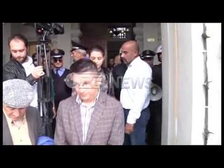 Ora News - Parkimet, këshilli bashkiak diskuton koncesionin, qytetarët protestojnë