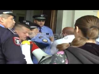 Ora News - Parkimet, këshilli bashkiak diskuton koncesionin, qytetarët protestojnë