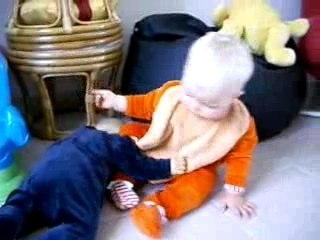 Léo joue avec Olivier