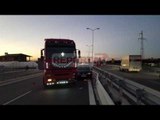 Report TV - Përplasen tre makina në autostradën Durrës-Lushnje , s'ka të lënduar