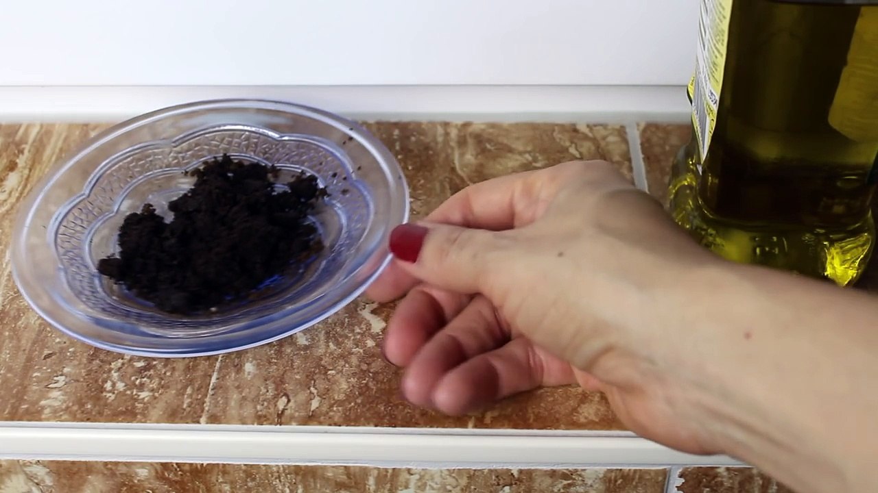 TRATAMENTO PARA ESTRIAS COM BORRA DE CAFÉ! Dica super fácil.