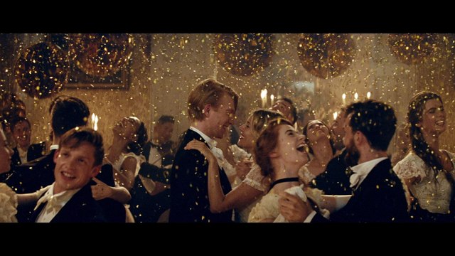 Quand Sienna Miller, Lily James et Domhnall Gleeson jouent la vie de Thomas Burberry