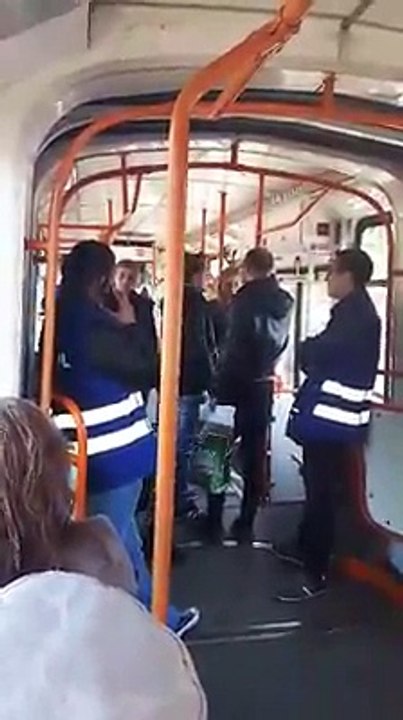 Priviti ce ii Fac acesti Controli unei femei in Tramvai