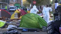 Fransa polisi Calais'den sonra Paris'te taşınan mültecilerin çadırlarını da yıktı