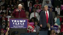 Bobby Knight comes onstage to give Donald Trump 'a little bit to rest'