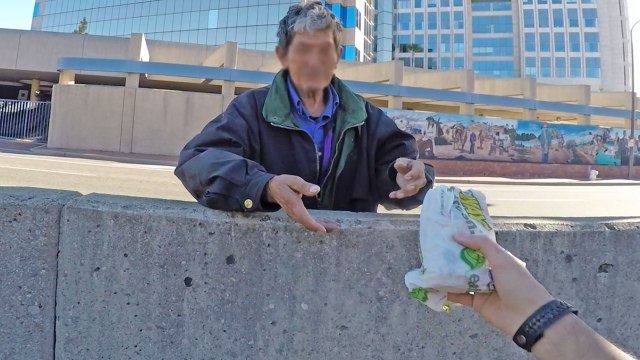 GIVING BACK TO THE HOMELESS! ( SOCIAL EXPERIMENT ) - HoomanTV