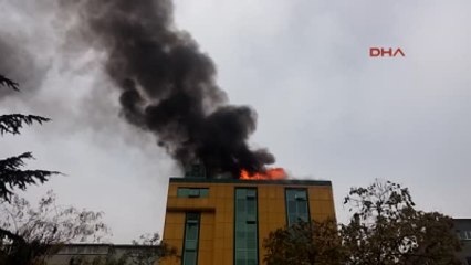 Kağıthane'de 8 Katlı Iş Merkezinin Çatısı Alev Alev Yanıyor