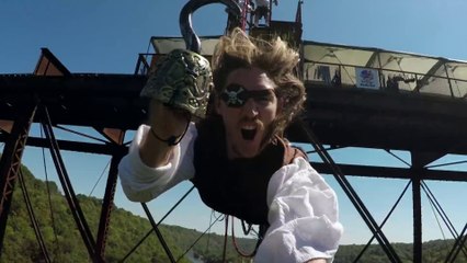 Saut à l'élastique d'un pirate à crochet d'un pont LOL !!