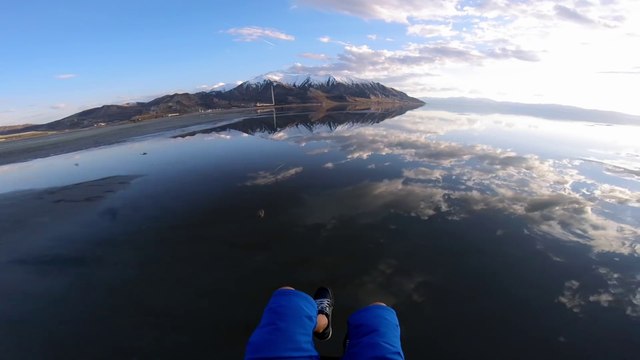 Parapente au-dessus d'un lac miroir ! Superbes images !