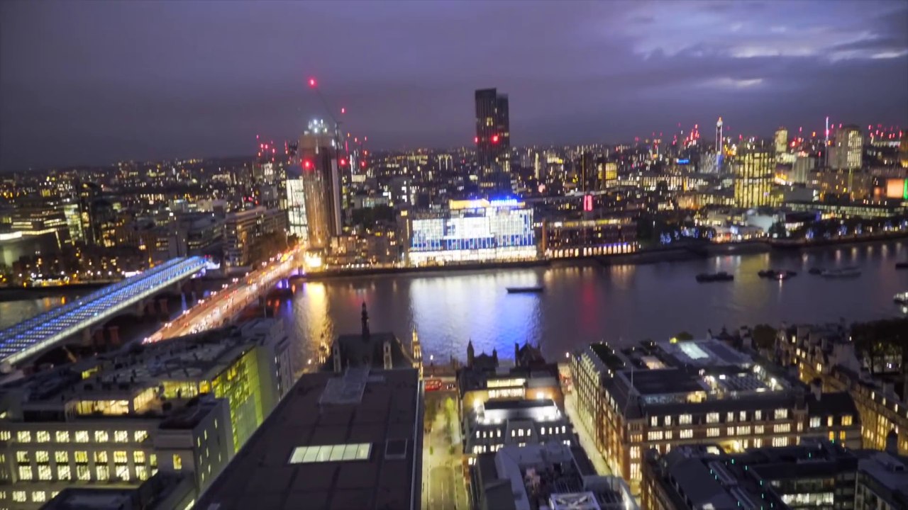 Escalader une immense grue en plein Londres de nuit à mains nues !!