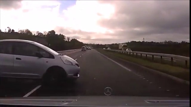 Quand un débile fait demi-tour sur l'autoroute... ACCIDENT !!