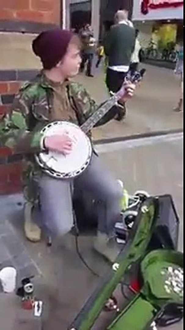 Il joue du banjo comme un dieu en pleine rue - Vidéo Dailymotion
